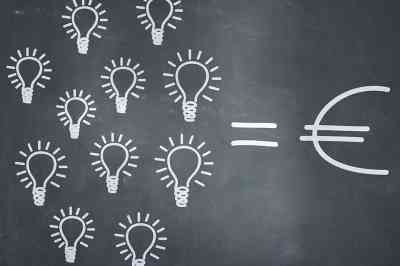 Kreide gezeichnete Glühbirnen und Eurosymbol - © VRD - stock.adobe.com