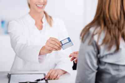 Patientin und Arzthelferin mit Versicherungskarte  - © contrastwerkstatt - stock.adobe.com